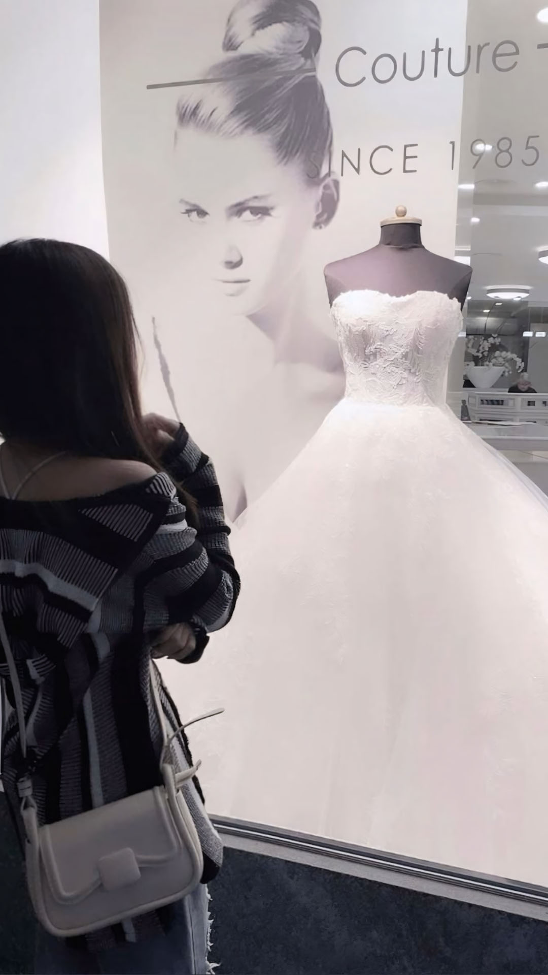 anh co gai dung nhin vay cuoi buon 1920px 1080px full hd 14