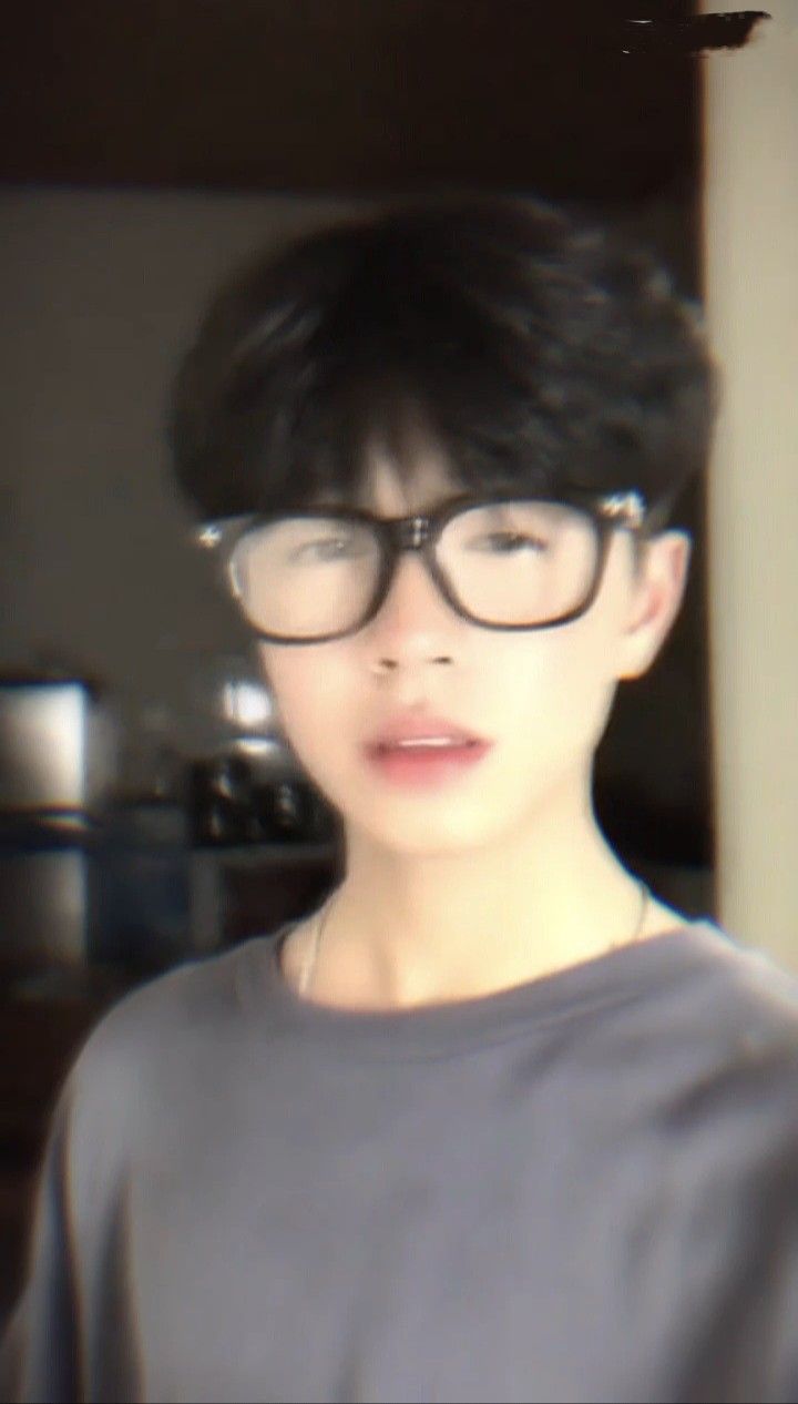 Một chiếc ảnh trai đẹp K9 toát lên sự trẻ trung và ánh nhìn thân thiện