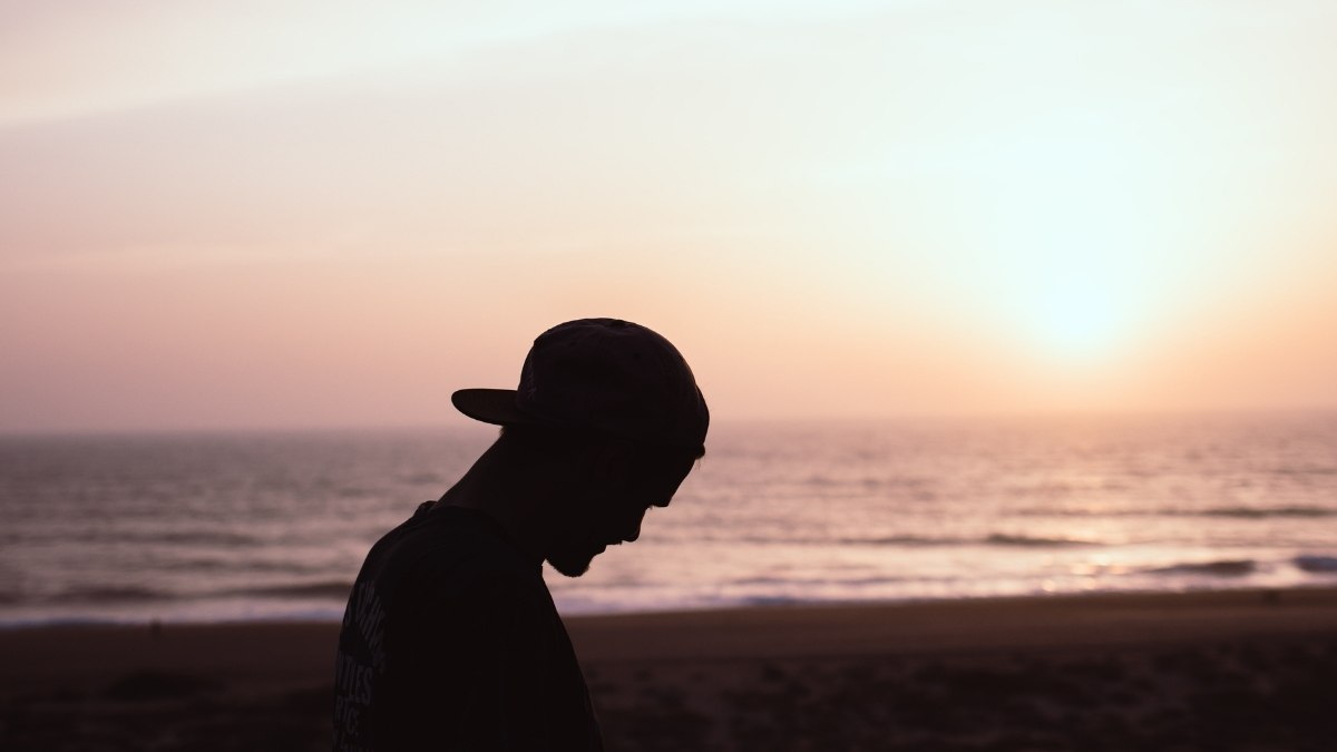 cách chụp ảnh đội mũ cực ngầu - kiểu 2