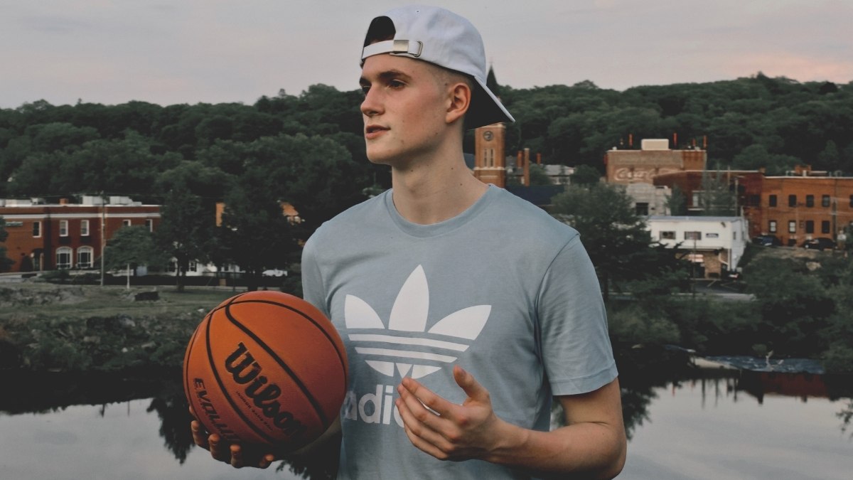 cách chụp ảnh đội mũ cực ngầu - kiểu 3