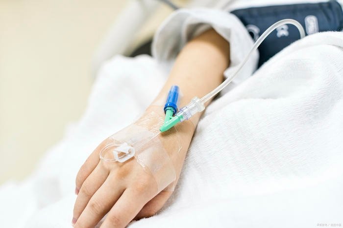 Ảnh truyền nước biển tại nhà