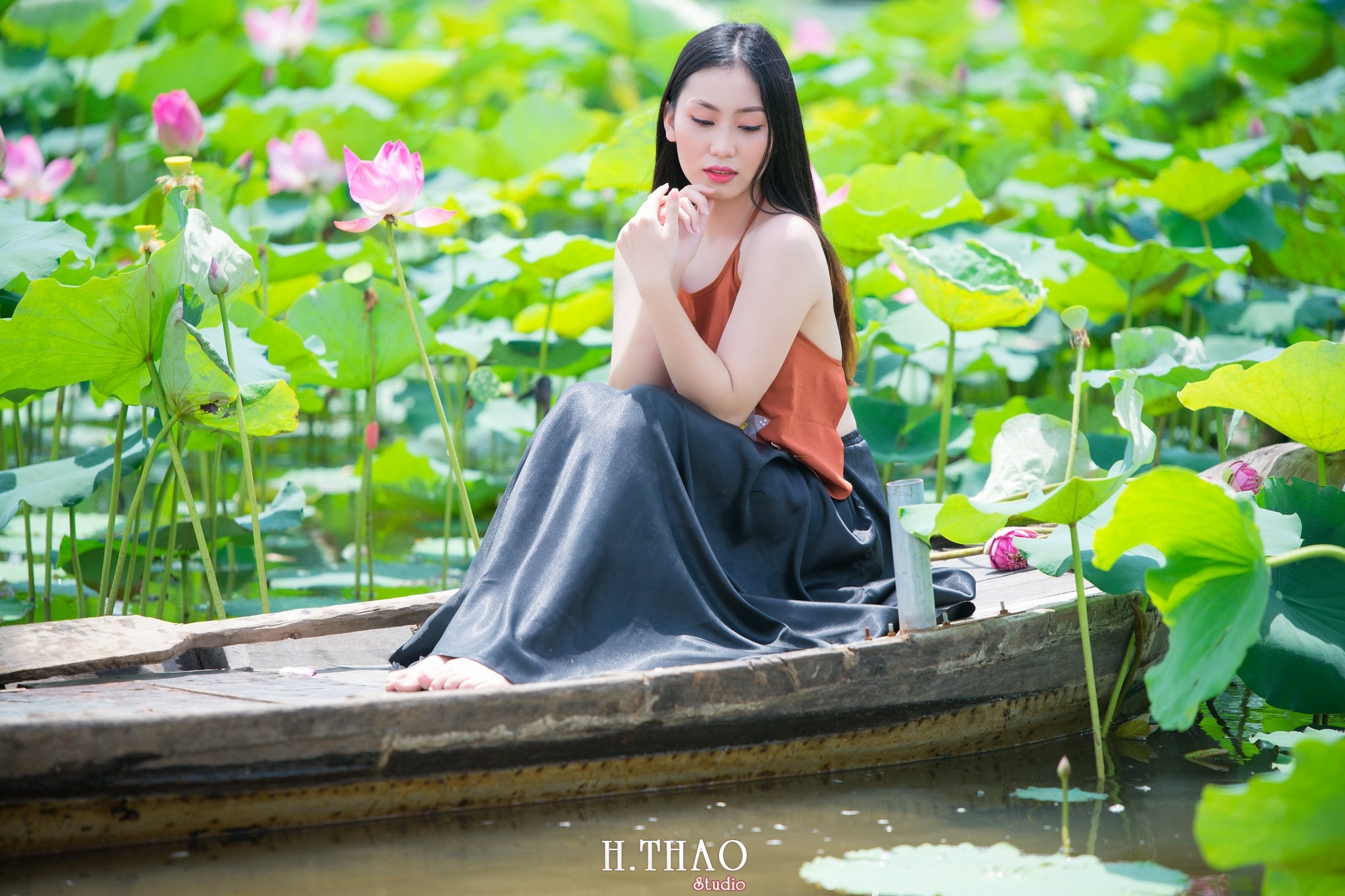 ao yem hoa sen 18 - Album ảnh chụp áo yếm với hoa sen đẹp dịu dàng - HThao Studio