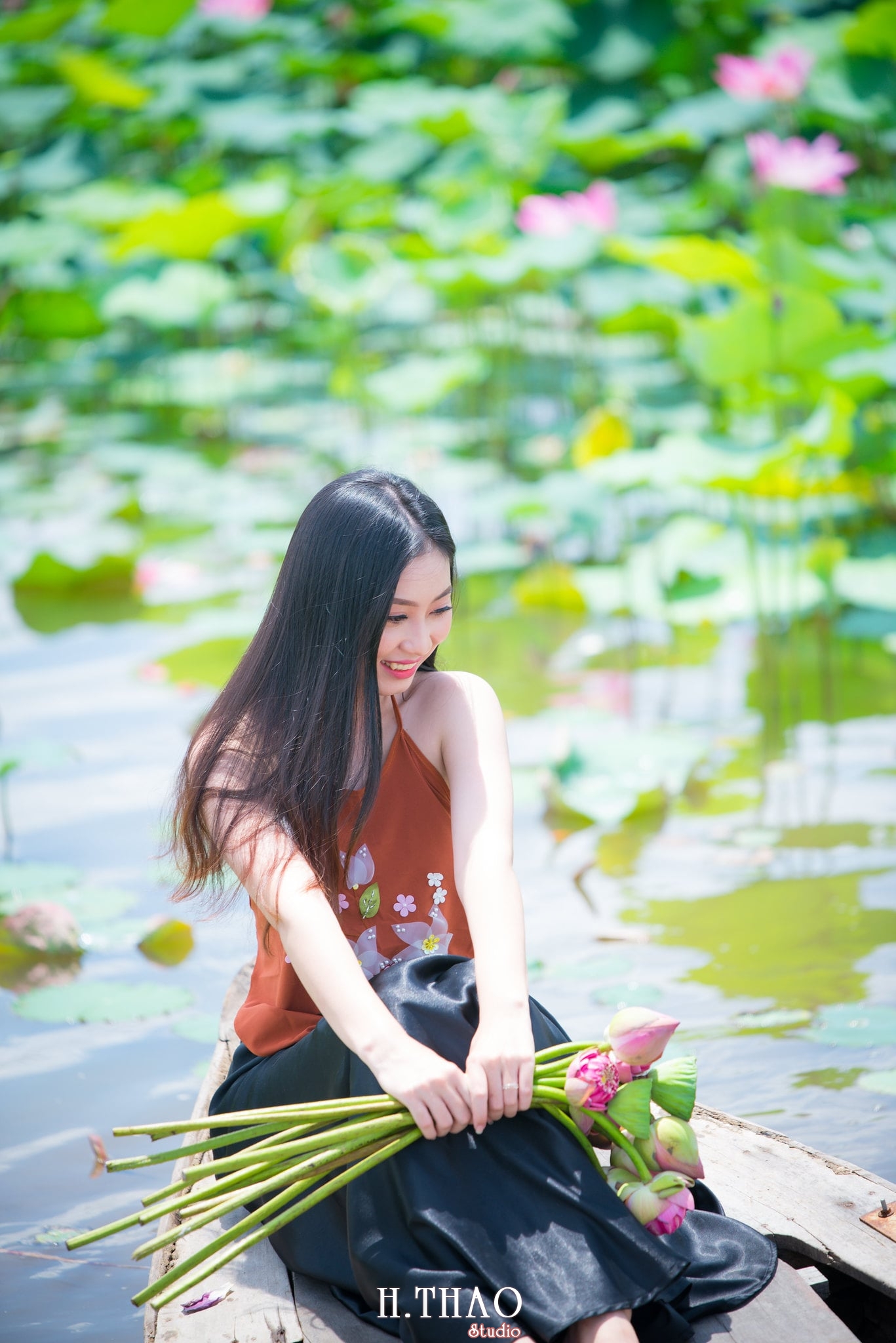 ao yem hoa sen 8 - Album ảnh chụp áo yếm với hoa sen đẹp dịu dàng - HThao Studio