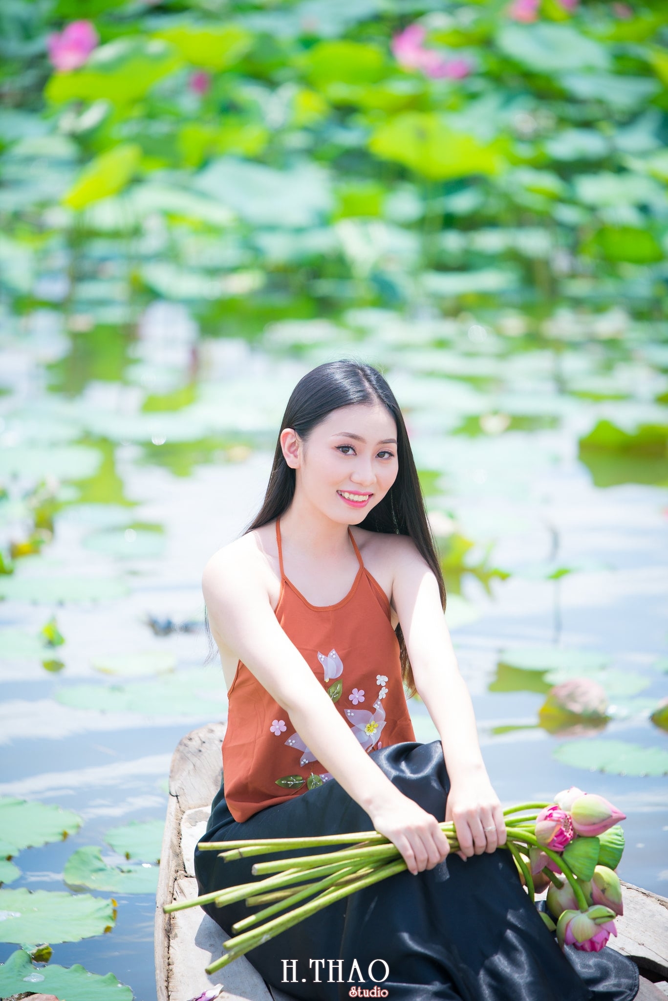 ao yem hoa sen 7 - Album ảnh chụp áo yếm với hoa sen đẹp dịu dàng - HThao Studio