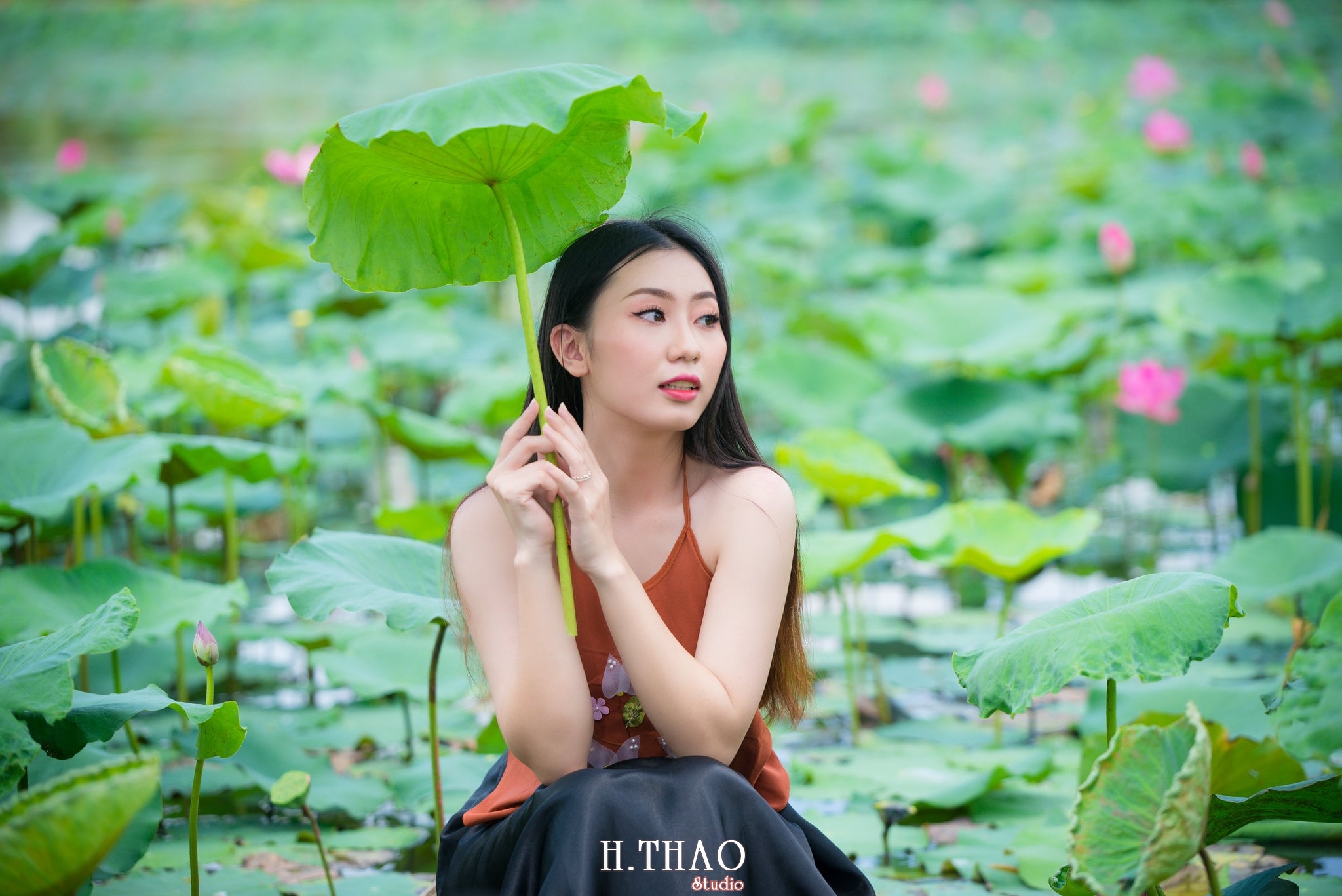 ao yem hoa sen 6 - Album ảnh chụp áo yếm với hoa sen đẹp dịu dàng - HThao Studio