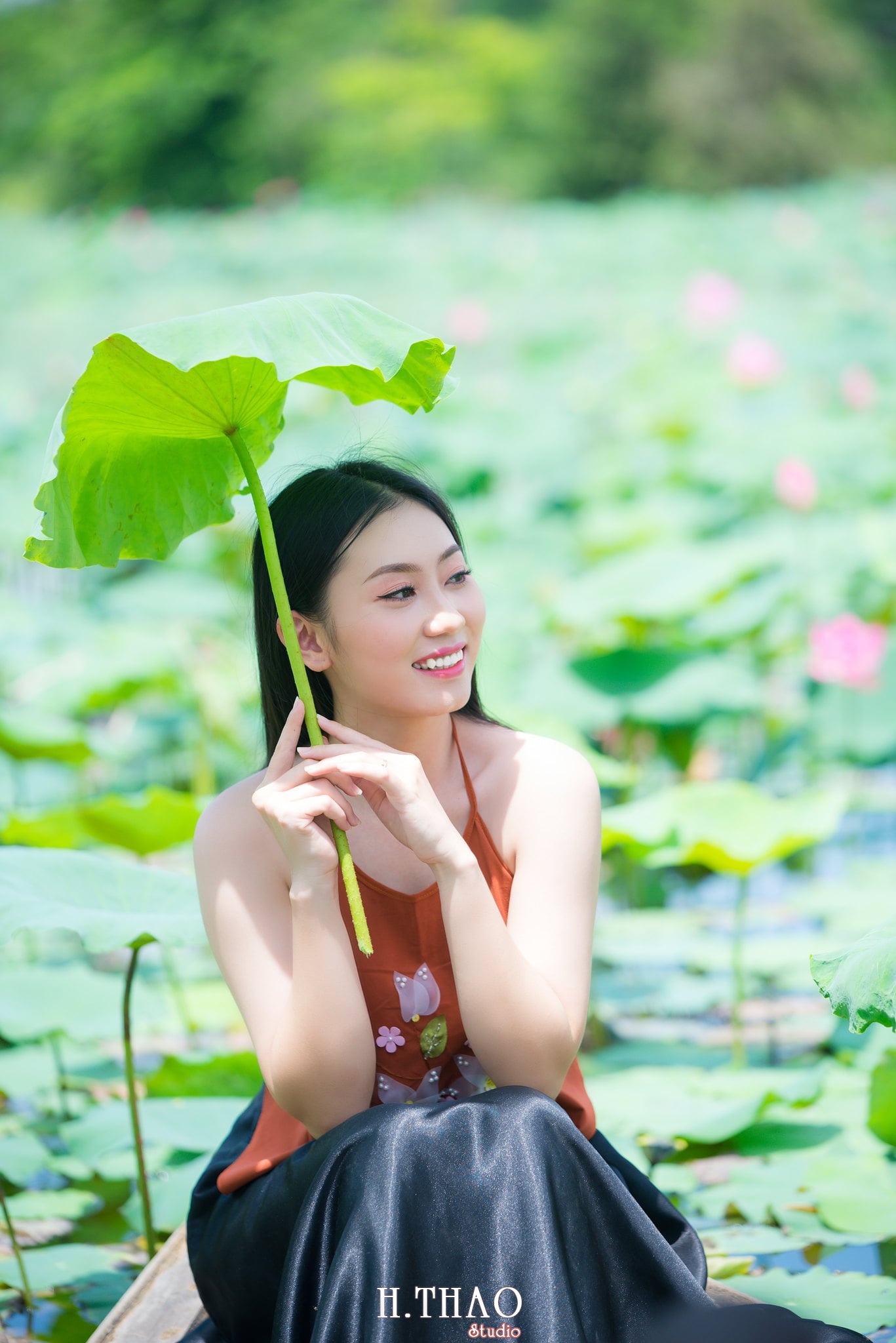 ao yem hoa sen 5 - Album ảnh chụp áo yếm với hoa sen đẹp dịu dàng - HThao Studio