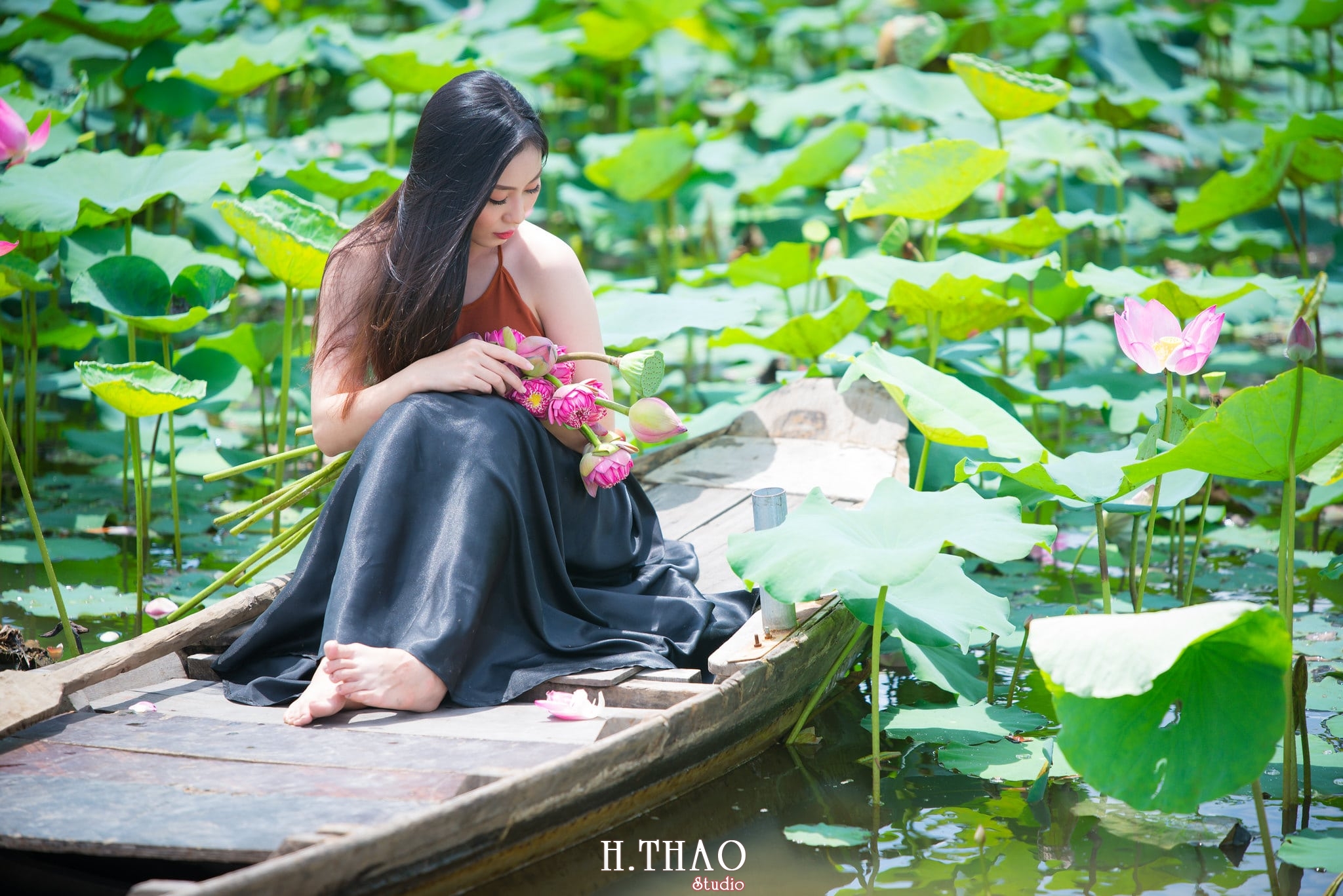 ao yem hoa sen 4 - Album ảnh chụp áo yếm với hoa sen đẹp dịu dàng - HThao Studio