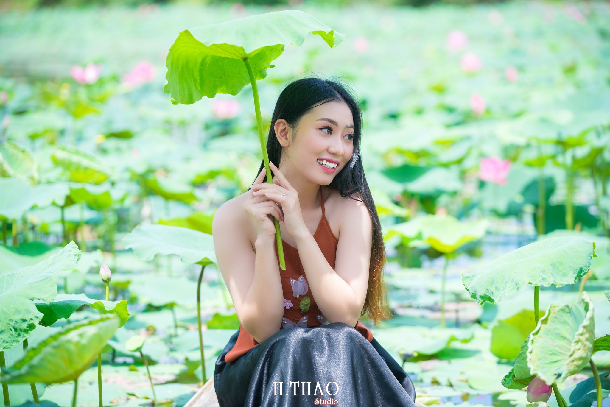 ao yem hoa sen 2 - Album ảnh chụp áo yếm với hoa sen đẹp dịu dàng - HThao Studio