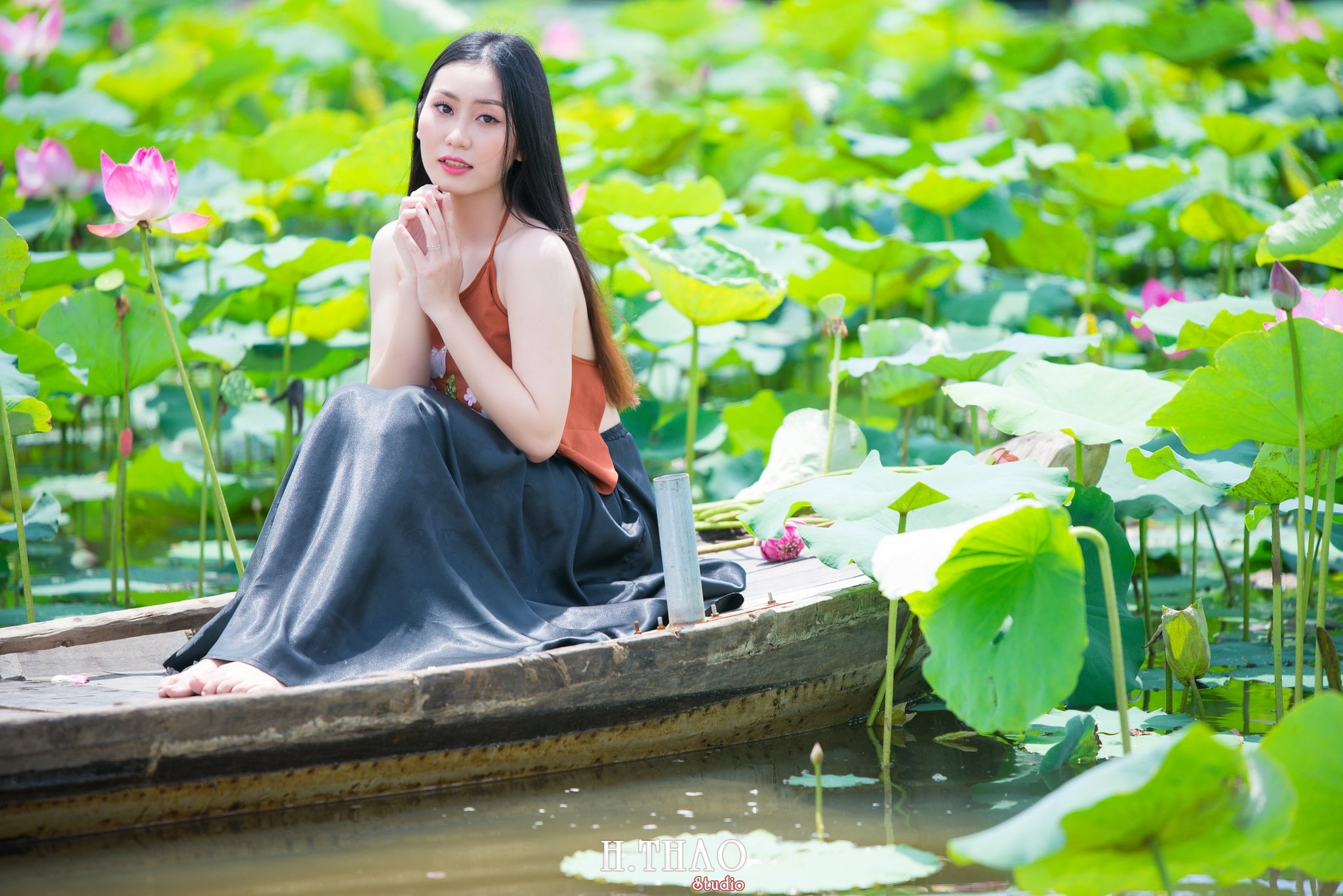 ao yem hoa sen 17 - Album ảnh chụp áo yếm với hoa sen đẹp dịu dàng - HThao Studio