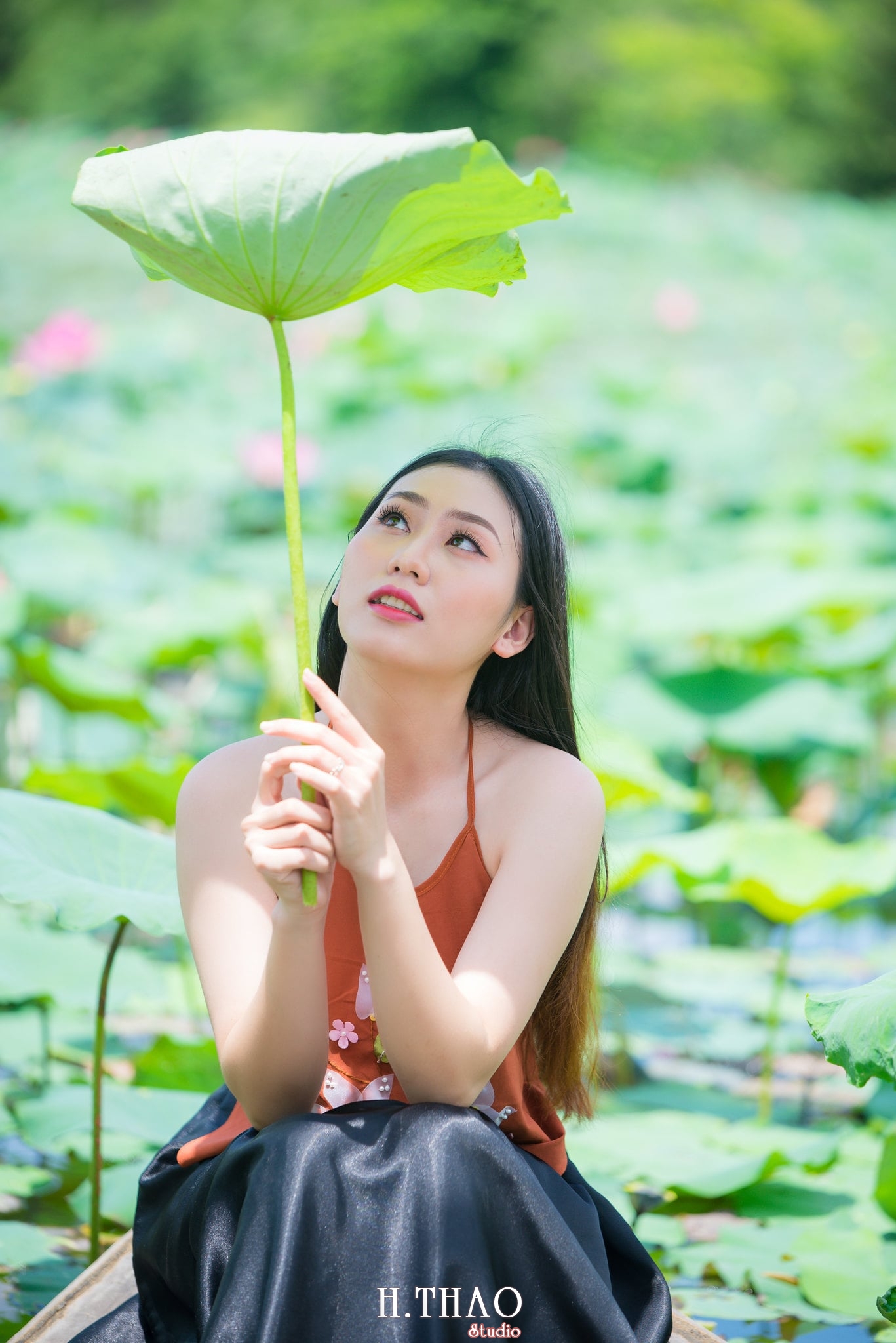 ao yem hoa sen 15 - Album ảnh chụp áo yếm với hoa sen đẹp dịu dàng - HThao Studio