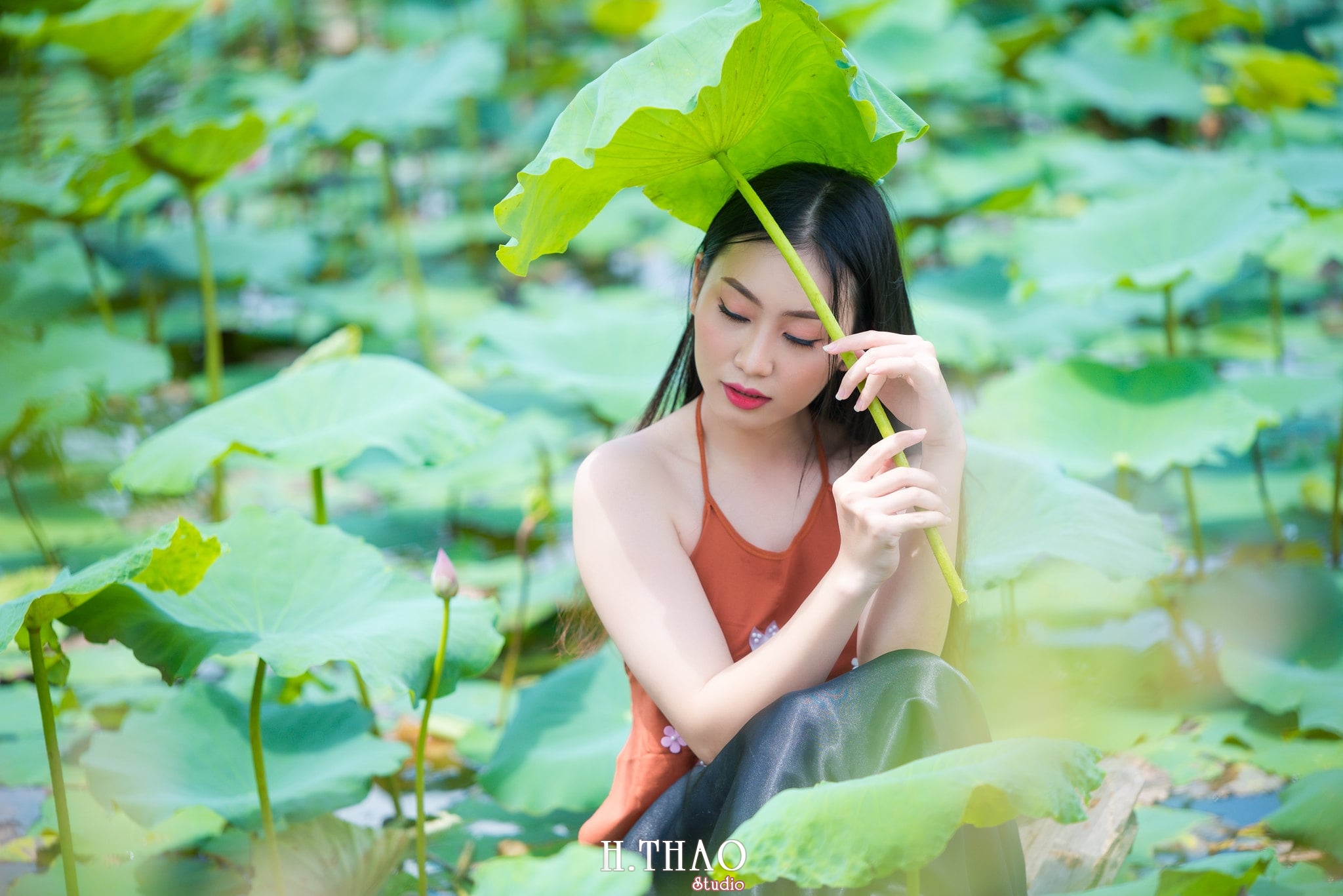 ao yem hoa sen 14 - Album ảnh chụp áo yếm với hoa sen đẹp dịu dàng - HThao Studio