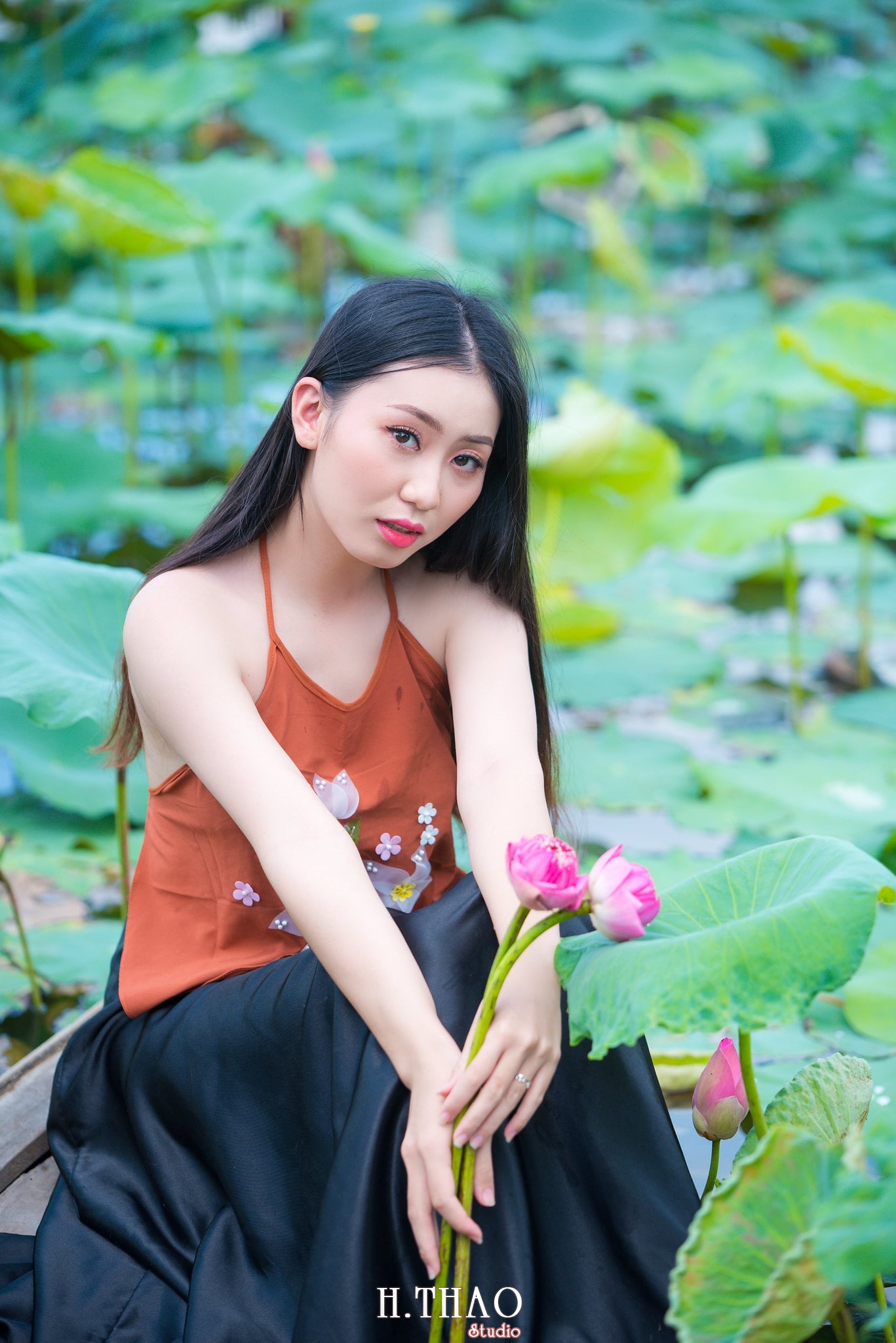 ao yem hoa sen 12 - Album ảnh chụp áo yếm với hoa sen đẹp dịu dàng - HThao Studio