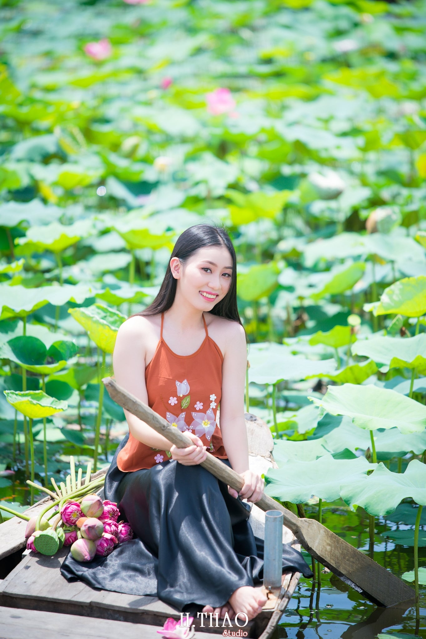 ao yem hoa sen 10 - Album ảnh chụp áo yếm với hoa sen đẹp dịu dàng - HThao Studio