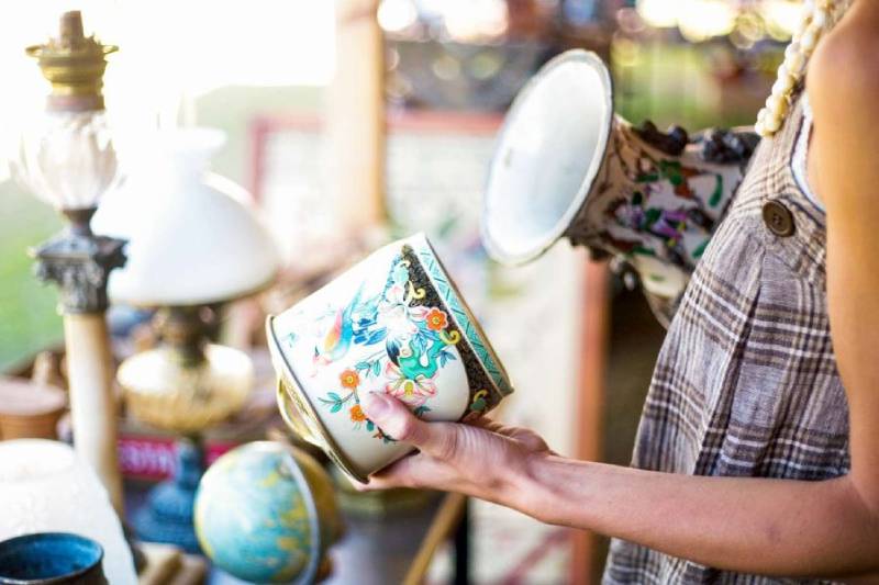 Thrift Shop Là Gì? Bí Quyết Săn Đồ Si Vừa Rẻ Vừa Chất