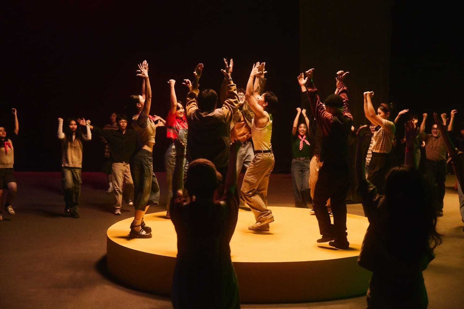 Hoàng Dũng thể hiện vũ đạo trong MV La Bàn