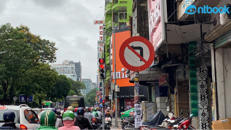 Biển nào cấm các phương tiện rẽ trái