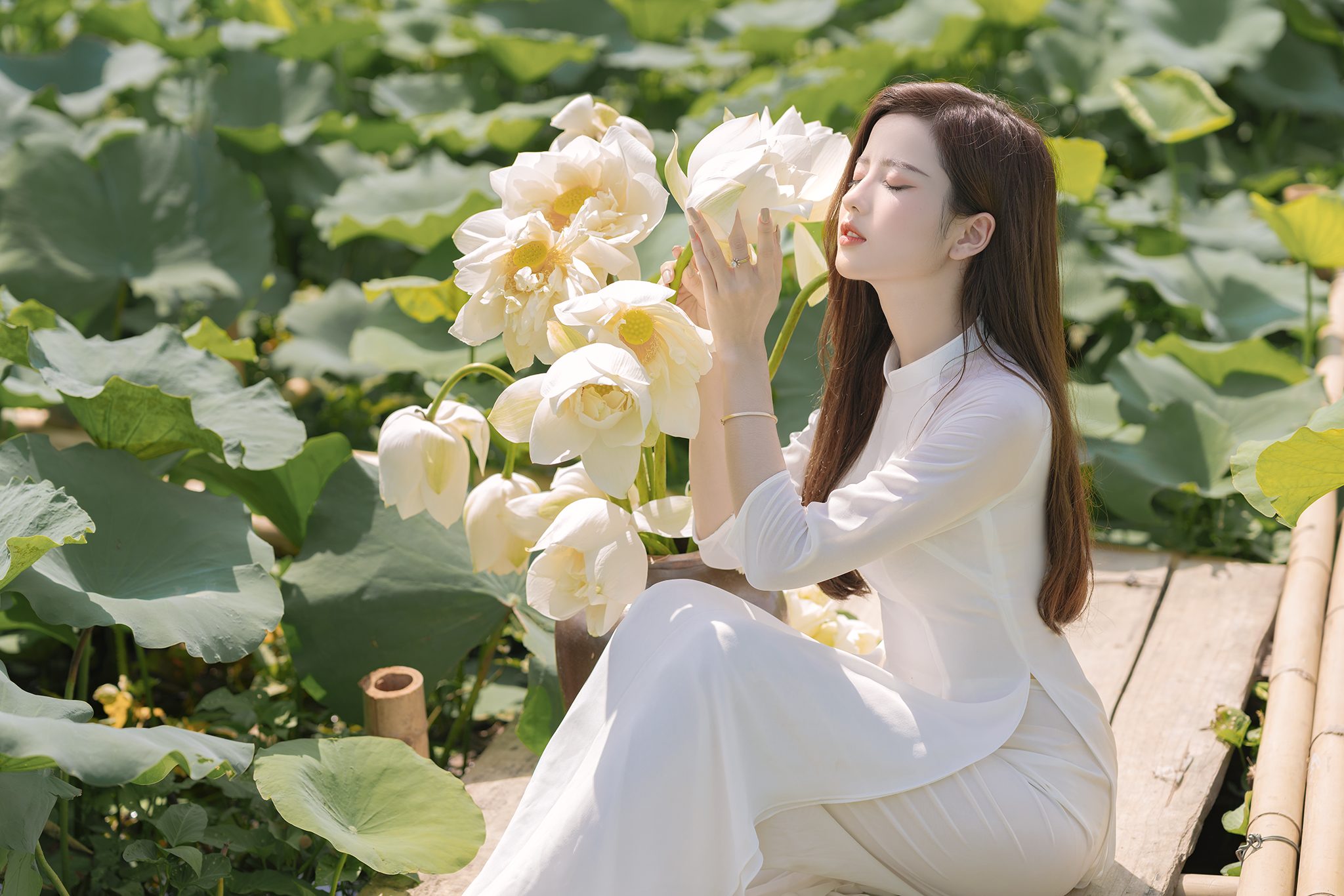 các tư thế chụp ảnh với hoa sen