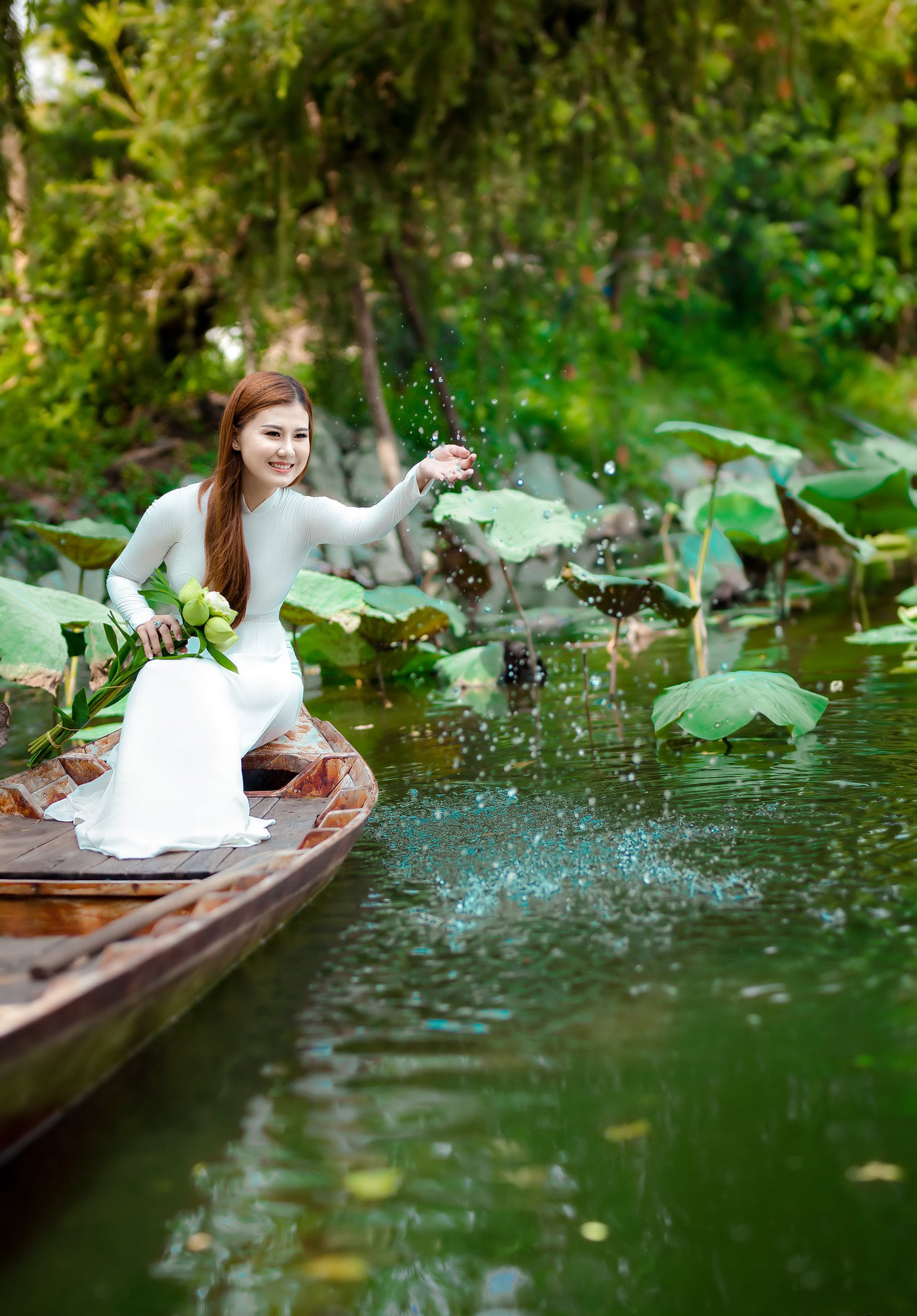 các tư thế chụp ảnh với hoa sen