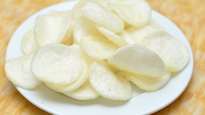 Thưởng thức bánh phồng tôm chiên