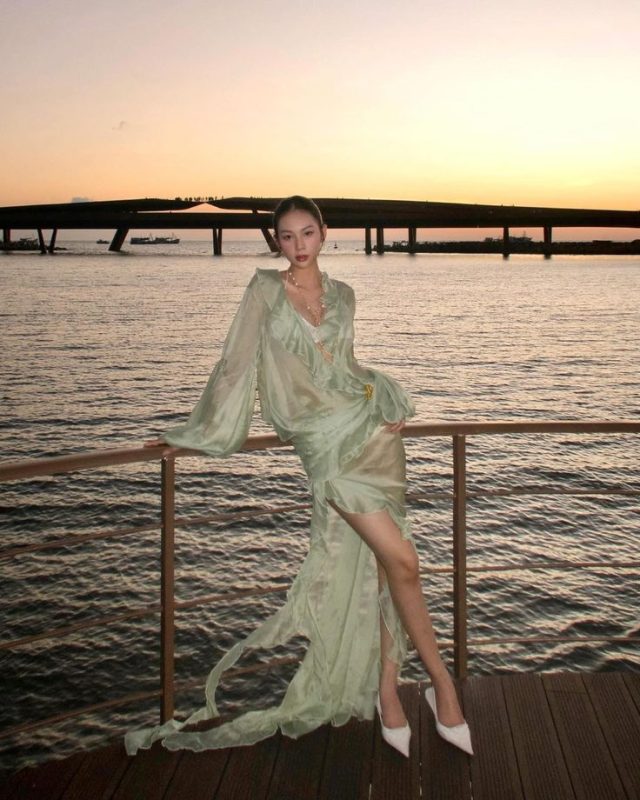 Tạo dáng đi biển cho nữ: 7 pose siêu slay đảm bảo nàng có ảnh đẹp mang về