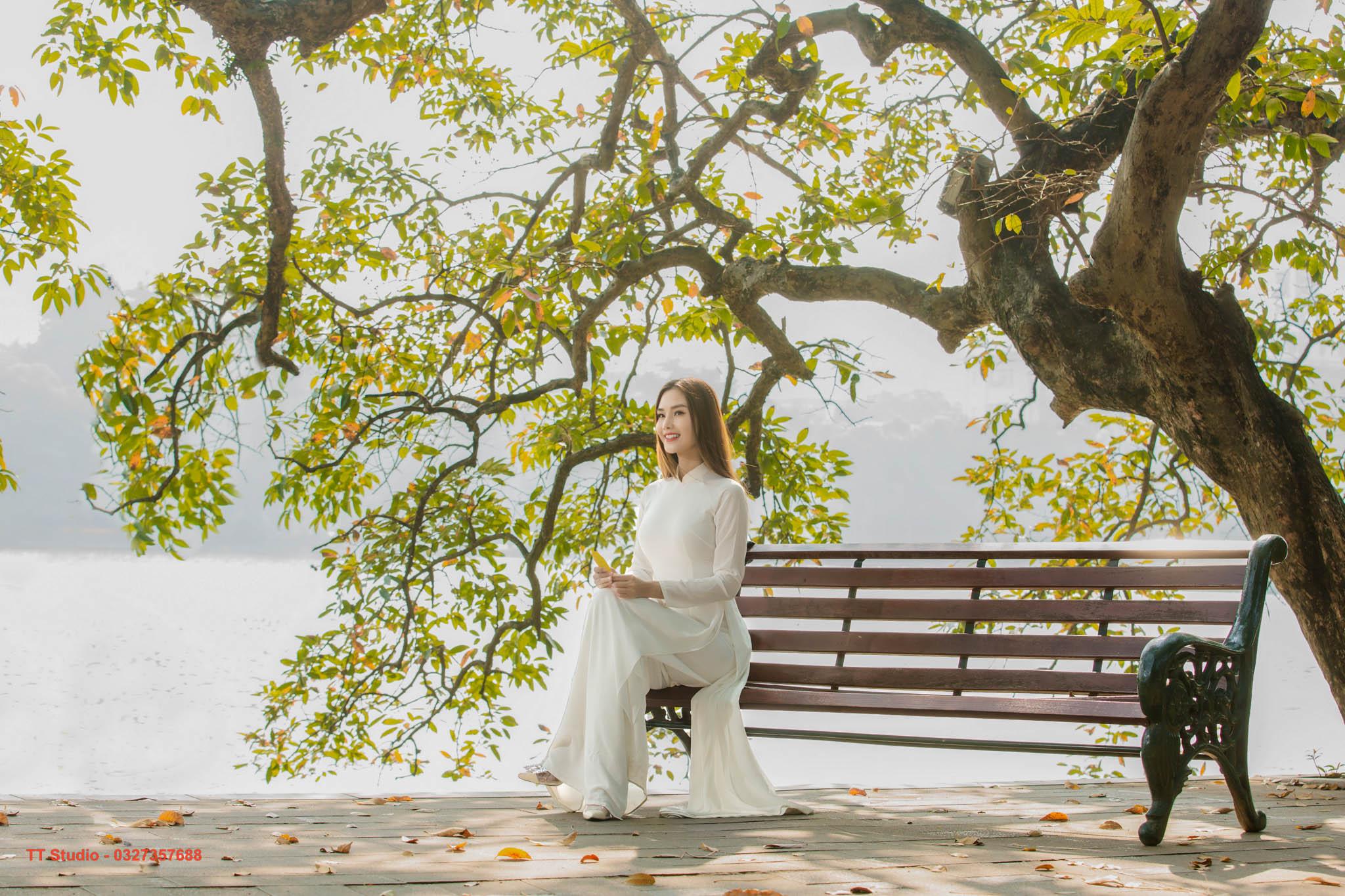 Tạo dáng ngồi ngắm nhìn