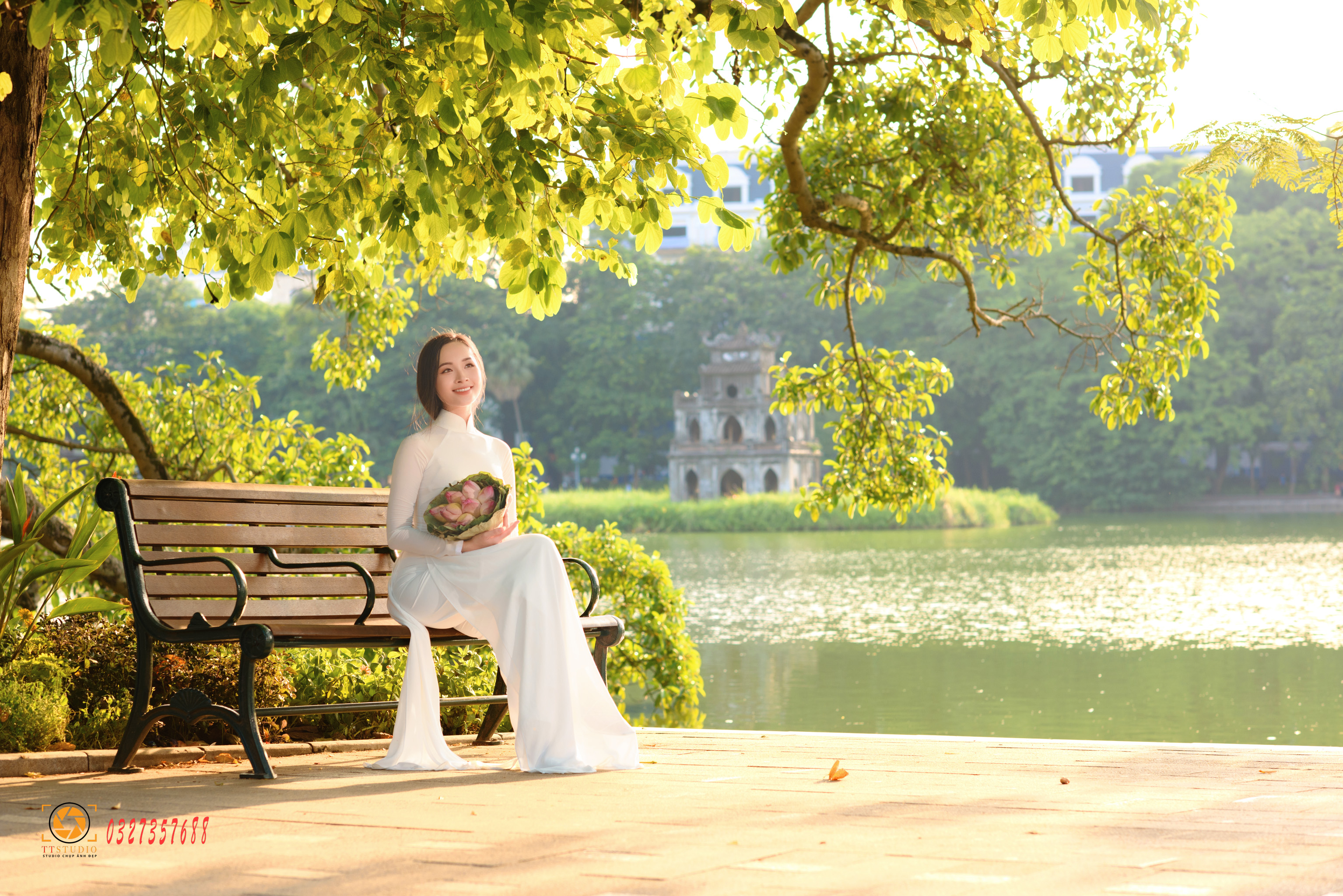 Tạo dáng ngồi ghế ở Hồ gươm
