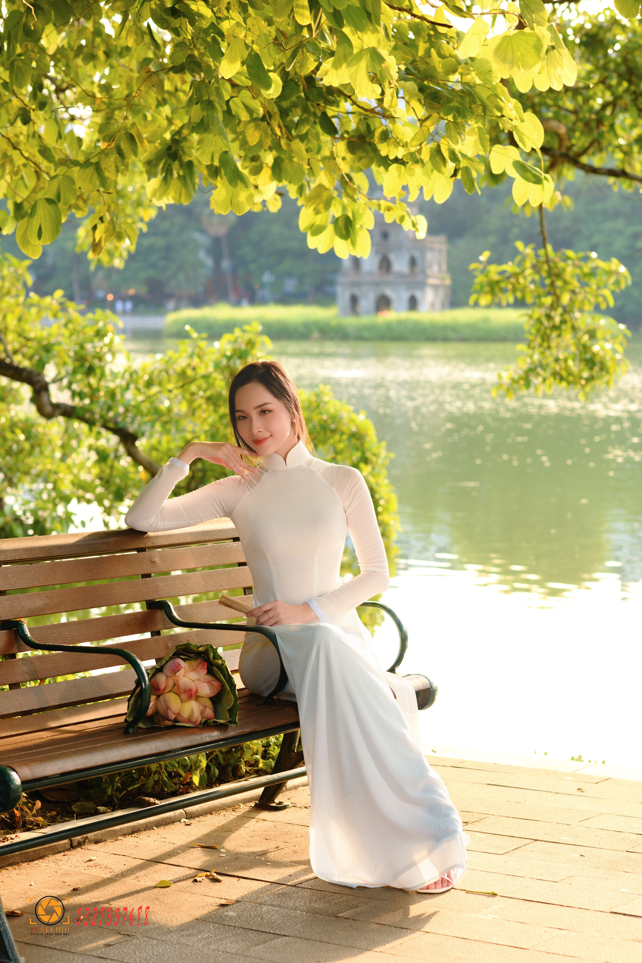 Tạo dáng ngồi nghiêng bên hồ gươm