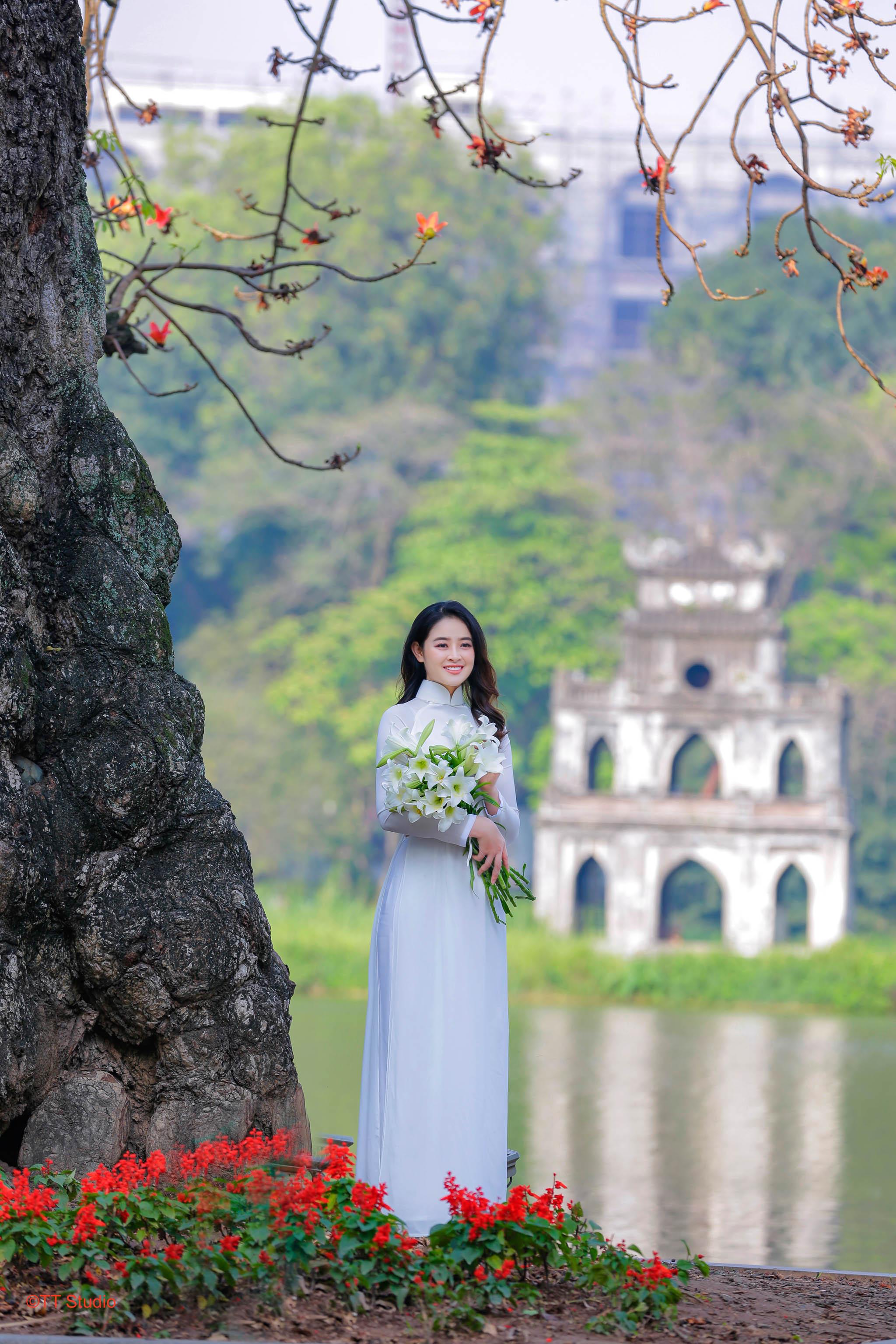 Tạo dáng chụp ảnh ở Hồ gươm