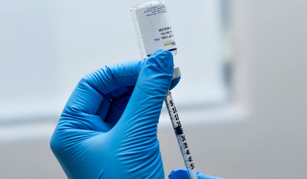 Phòng ngừa chủ động bằng cách tiêm đầy đủ vắc xin viêm gan