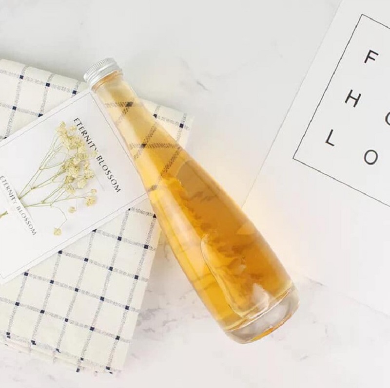 Không dùng chai thủy tinh đựng chất nào sau đây