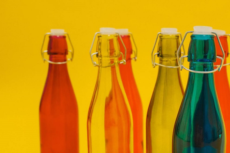 Không dùng chai thủy tinh đựng chất nào sau đây