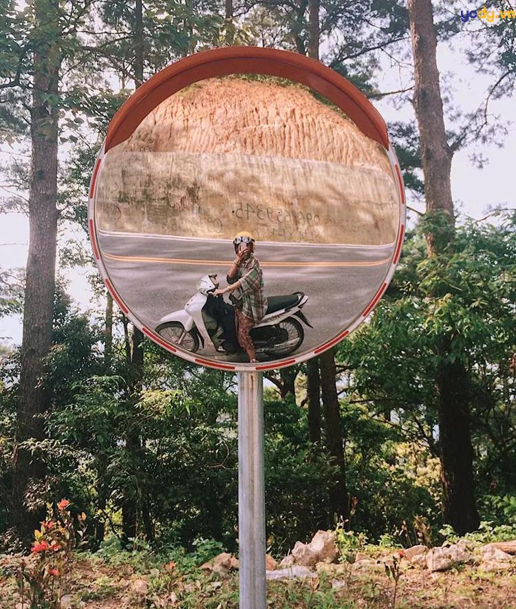 tạo dáng chụp ảnh trước gương nam