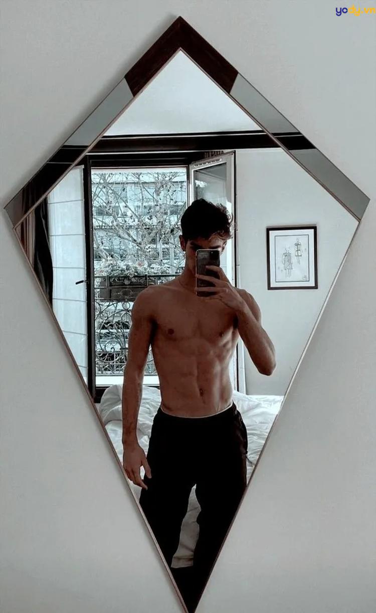 tạo dáng chụp ảnh trước gương nam