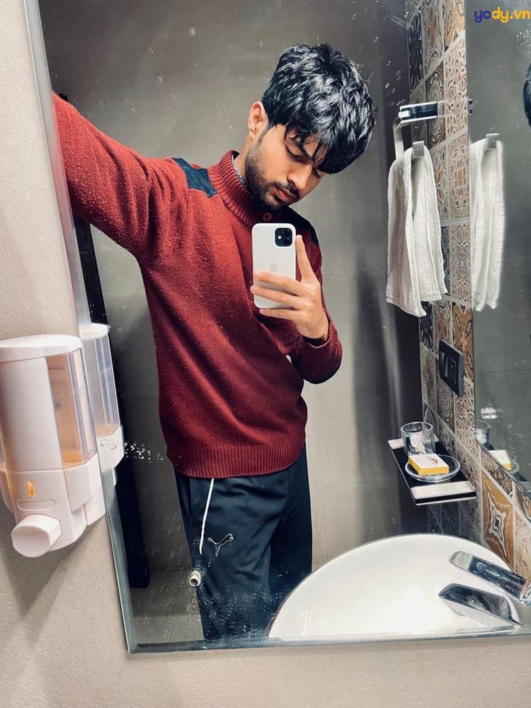 tạo dáng chụp ảnh trước gương nam