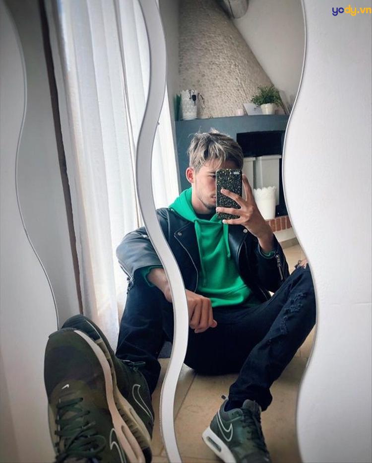 tạo dáng chụp ảnh trước gương nam