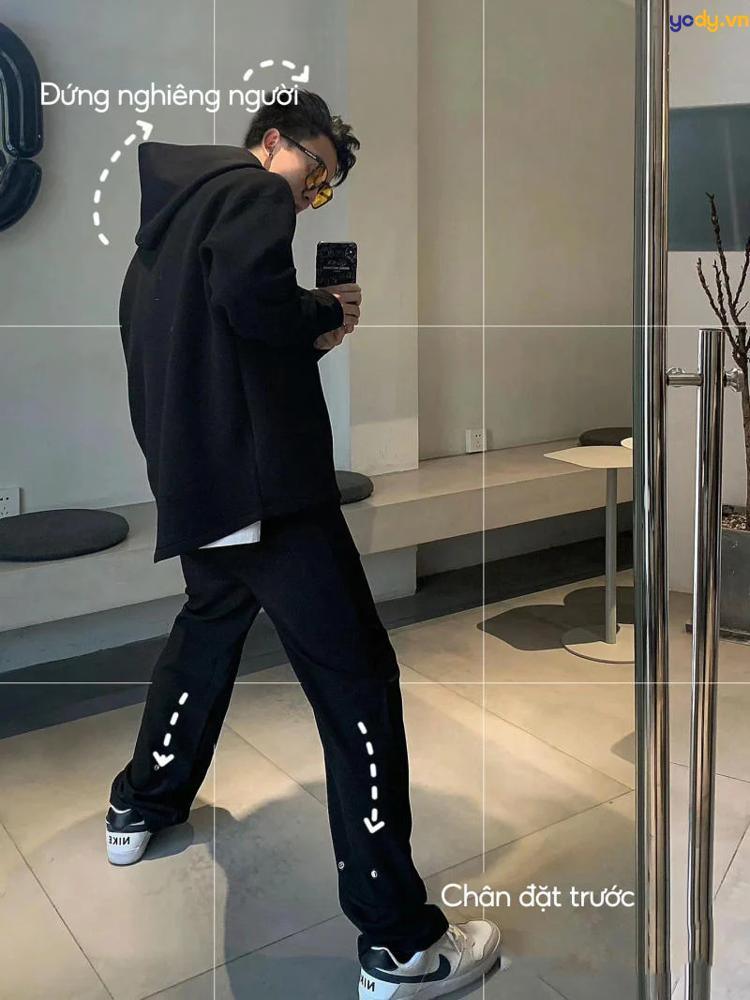 tạo dáng chụp ảnh trước gương nam