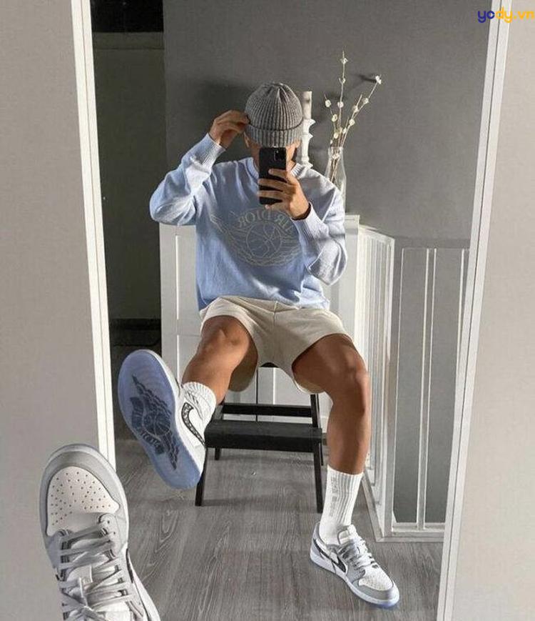 tạo dáng chụp ảnh trước gương nam