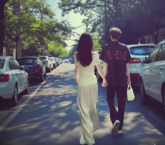 Đi bộ cùng nhau, nắm tay nhau, chụp từ phía sau.