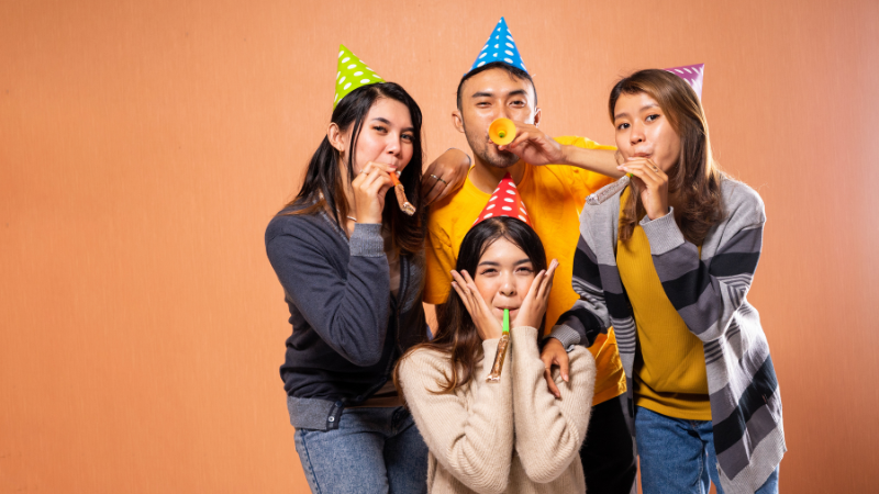 100+ lời chúc sinh nhật bạn bè hài hước, ngắn gọn và ý nghĩa