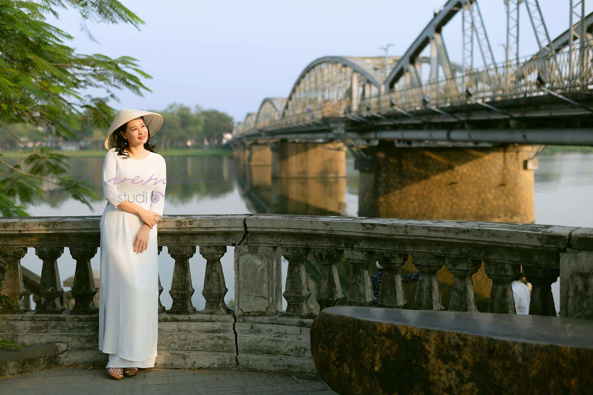 Tư vấn trang phục phù hợp với bối cảnh chụp ảnh bảng giá thuê cổ ở huế