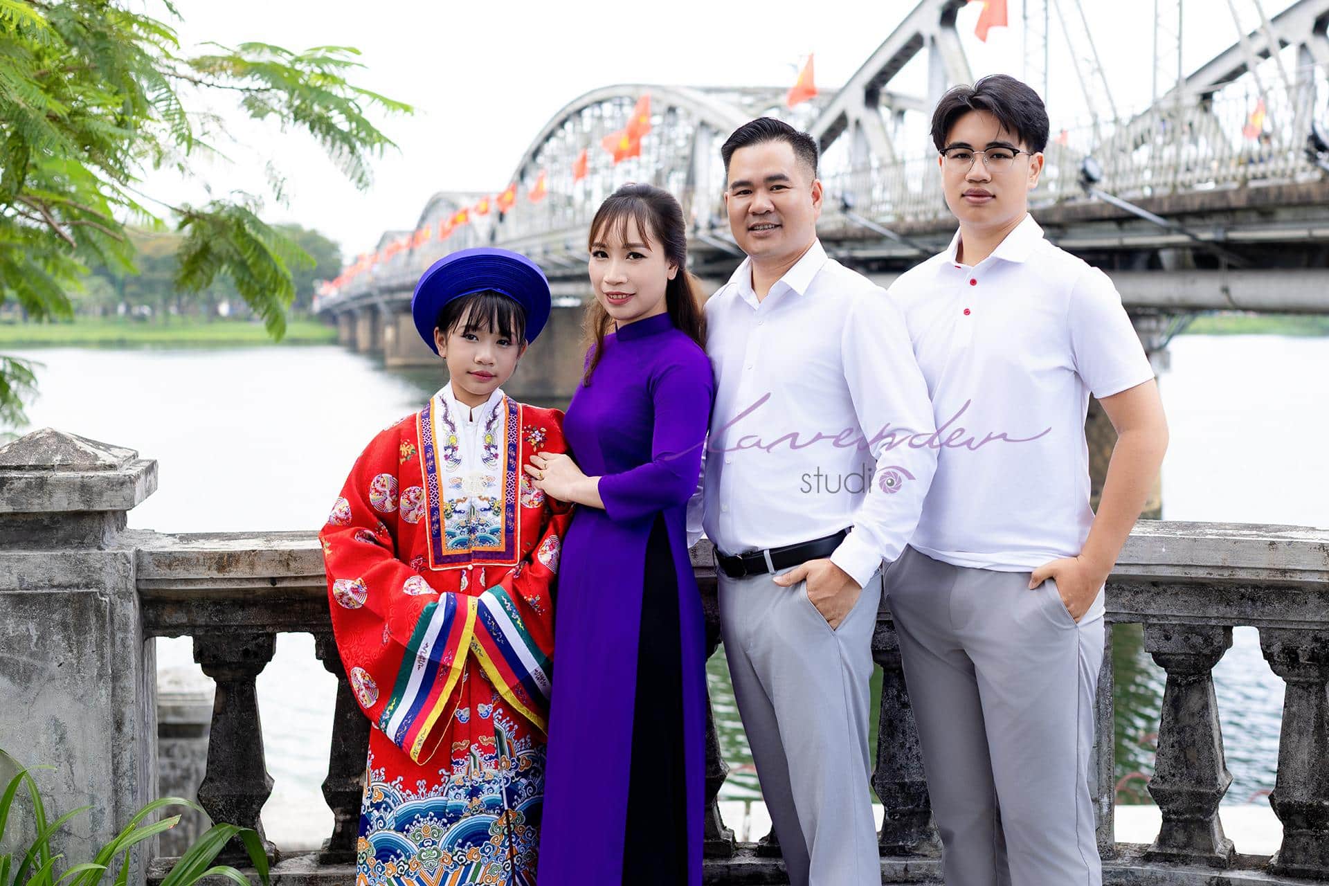 Thuê áo dài chụp ảnh cổ phục cùng gia đình dịp du lịch Huế tại Lavender studio