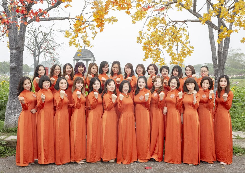 Cách tạo dáng chụp ảnh áo dài nhóm khi đứng (Nguồn: tham khảo)