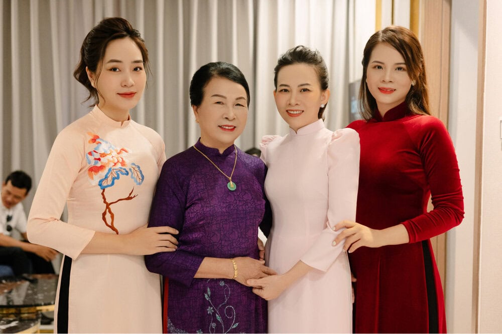 Cách tạo dáng chụp ảnh áo dài nhóm bước đi (Nguồn: tham khảo)