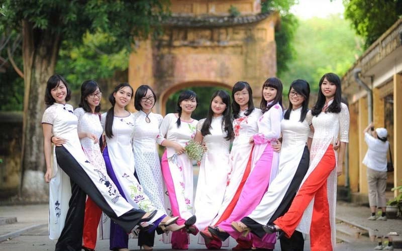 Cách tạo dáng chụp ảnh áo dài gia đình (Nguồn: tham khảo)