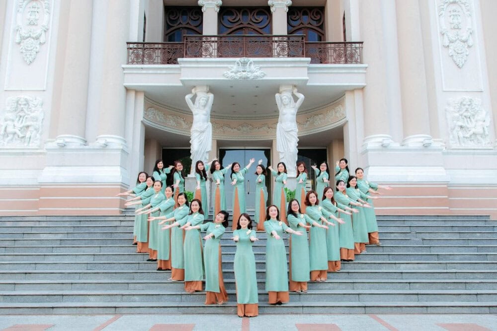 Cách tạo dáng chụp ảnh áo dài nhóm dáng đá chân (Nguồn: tham khảo)