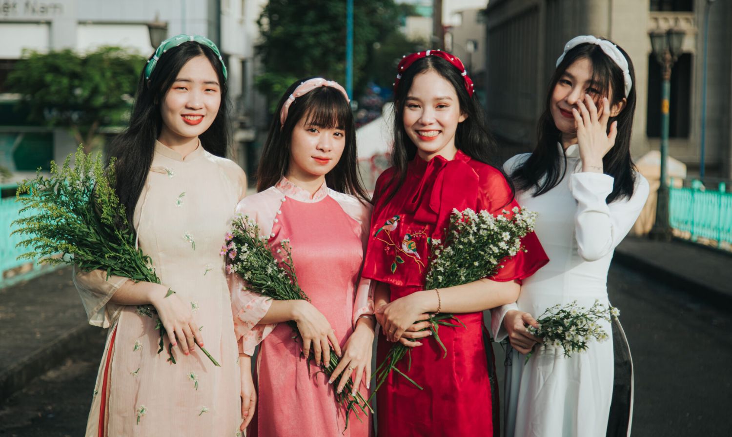 Cách tạo dáng chụp ảnh áo dài nhóm duyên dáng (Nguồn: tham khảo)