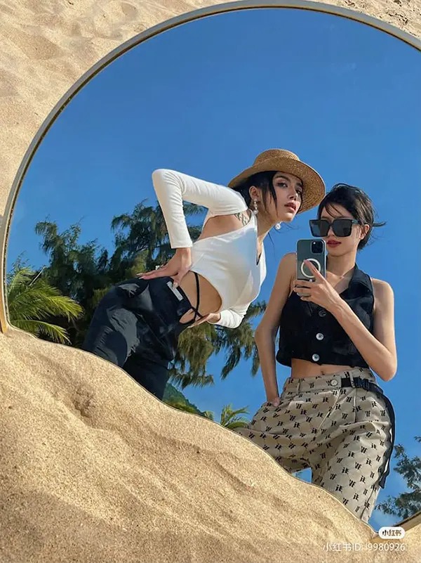 Chụp ảnh trước gương với bạn thân