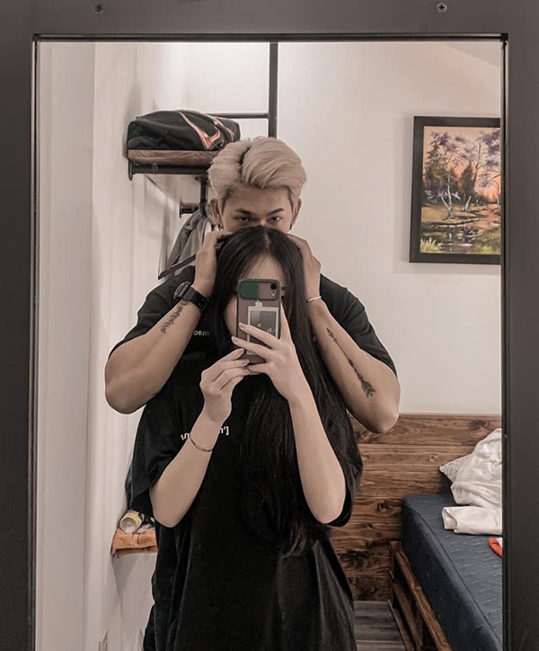 Chụp trước gương cùng người yêu