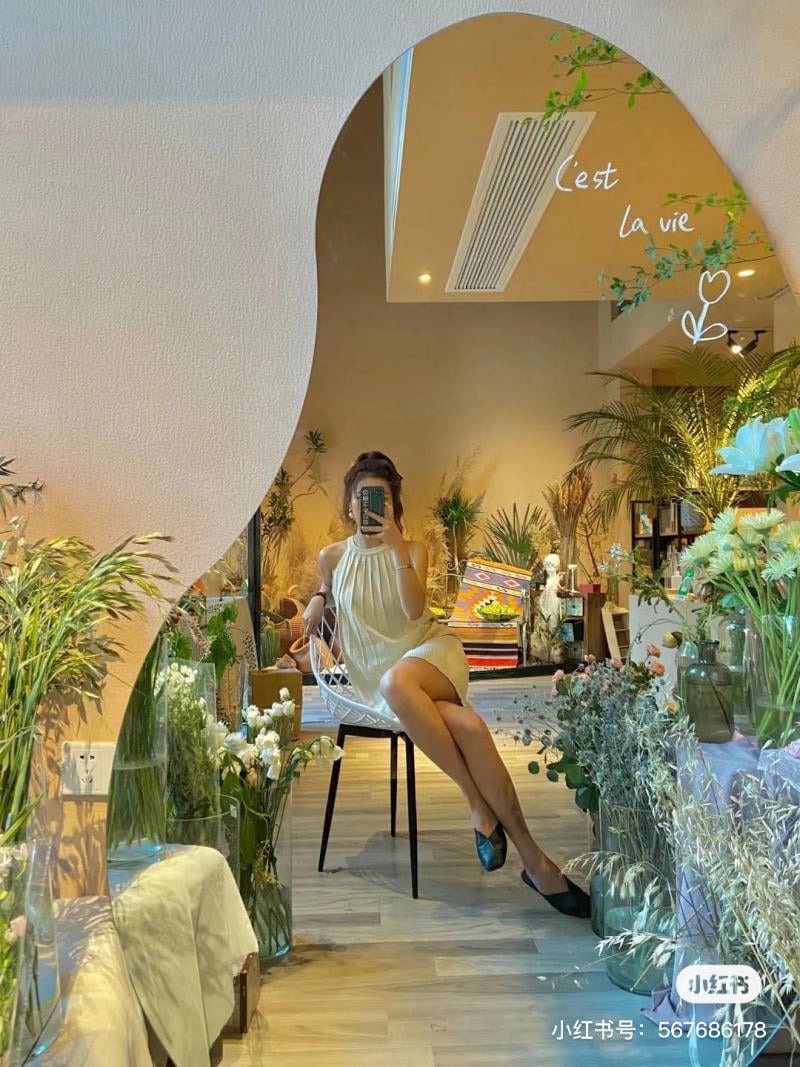 Chụp ảnh trước gương trong quán cafe