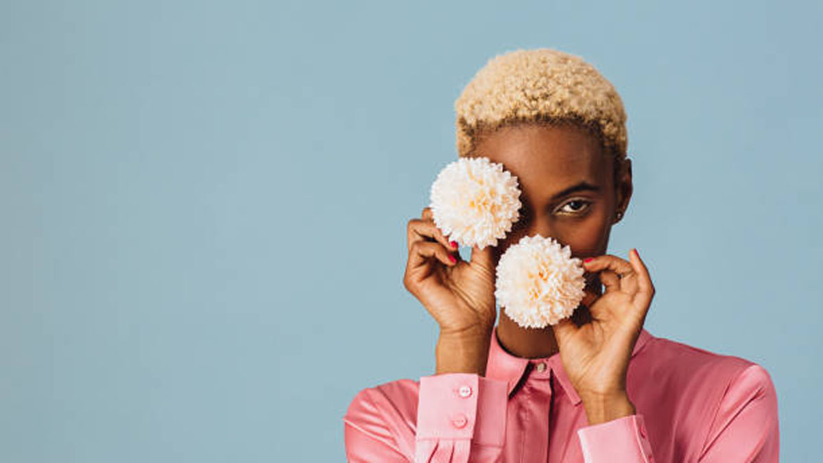 cách chụp ảnh với hoa nhưng che mặt